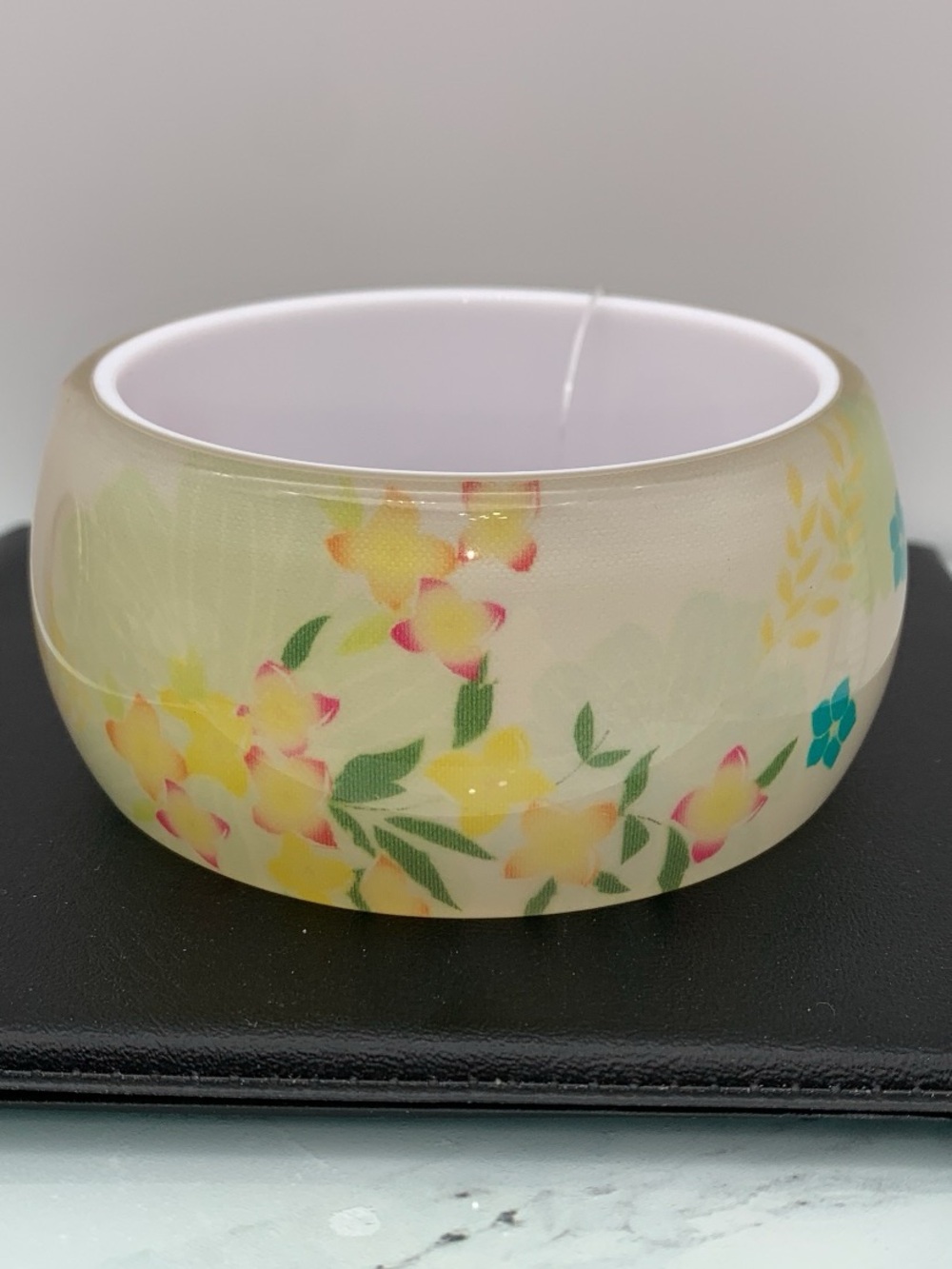 NWT FCI chunky Floral soft colors Yellow & Cream Resin Bangle Bracelet